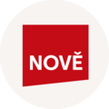 Červený čtverec s nápisem „NOVĚ“ bílým písmem.